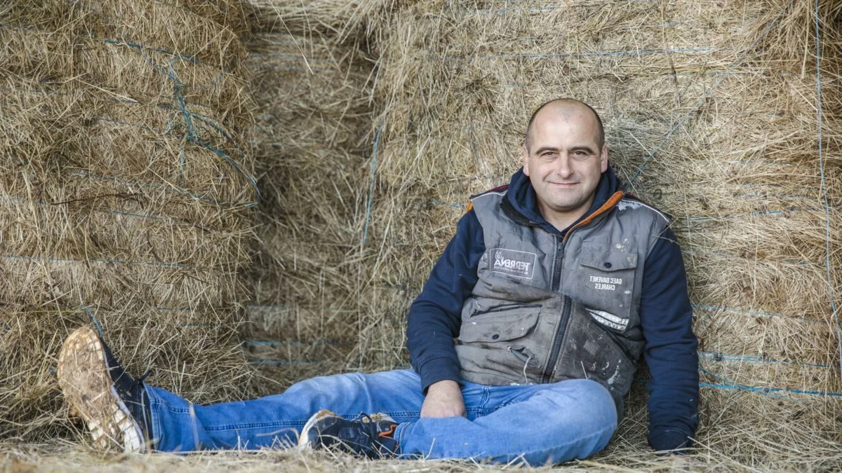 Charles, l&rsquo;agriculteur de L&rsquo;Amour est dans le pré 2023, qui a choisi ce métier après une épreuve difficile