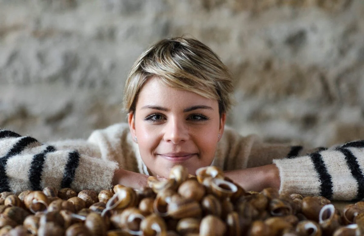 La saison 2023 de L&rsquo;amour est dans le pré présente Perrine éleveuse d&rsquo;escargots en Bourgogne Franche-Comté, la plus jeune candidate atteinte de la maladie de Crohn