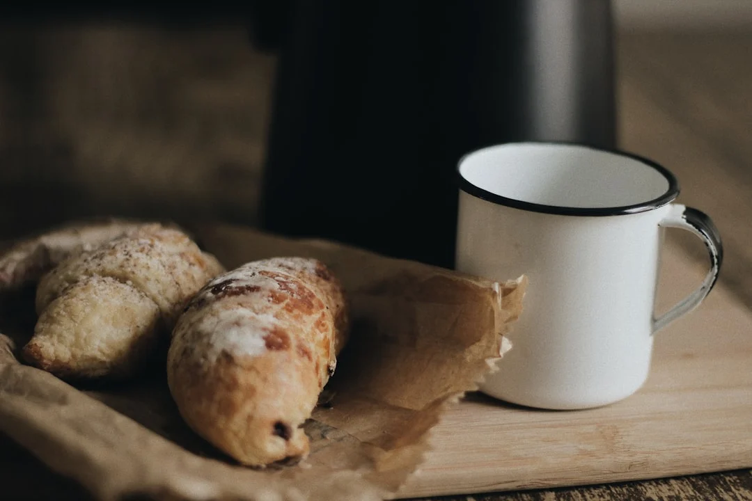 Peut-on donner du pain aux poules ? La vérité sur leur alimentation
